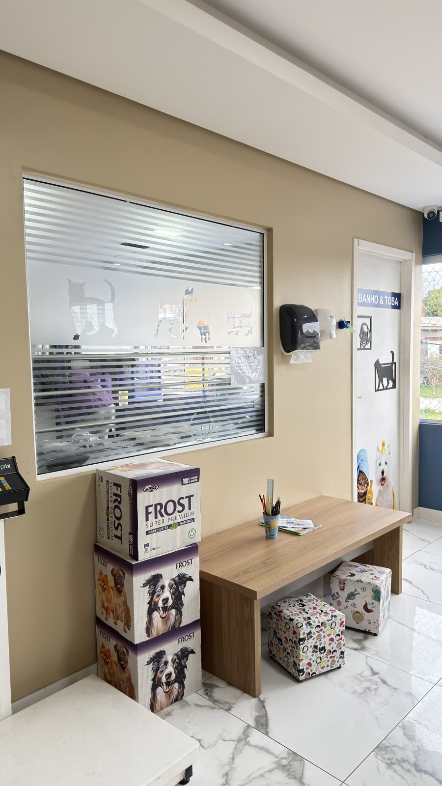 Corredor de acesso à área de banho e tosa da Coellho Pet Center