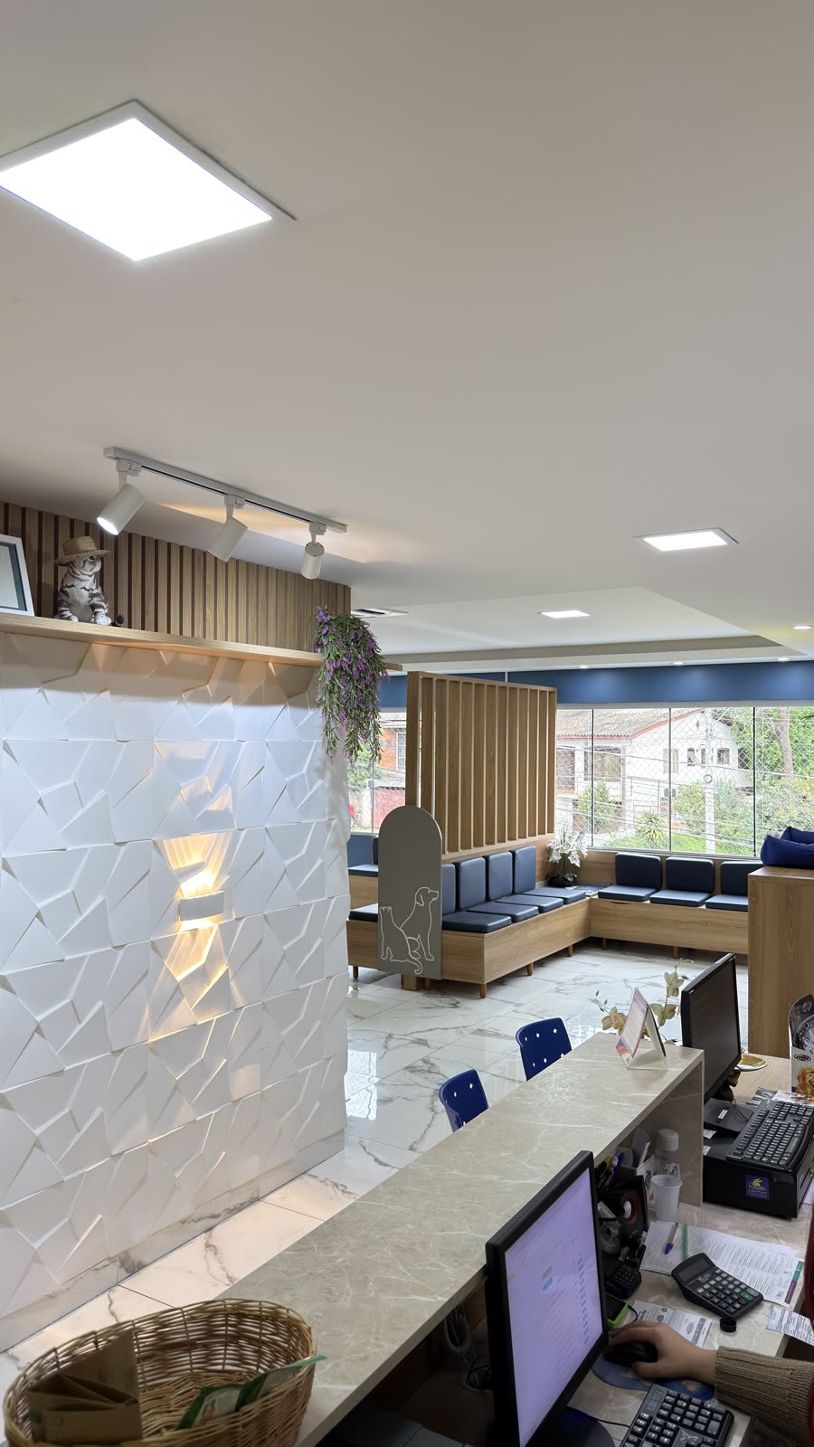 Recepção e sala de espera da Coellho Pet Center, com sofás e ambiente climatizado